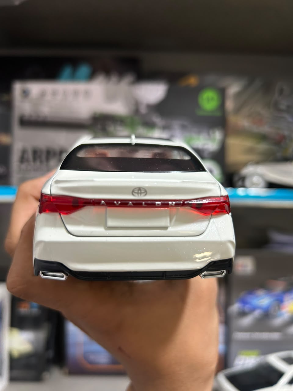 Toyota Avalon Diecast Model Car – 1:24 Scale