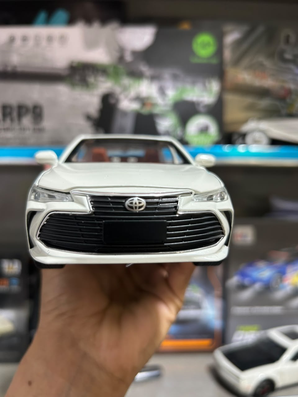Toyota Avalon Diecast Model Car – 1:24 Scale
