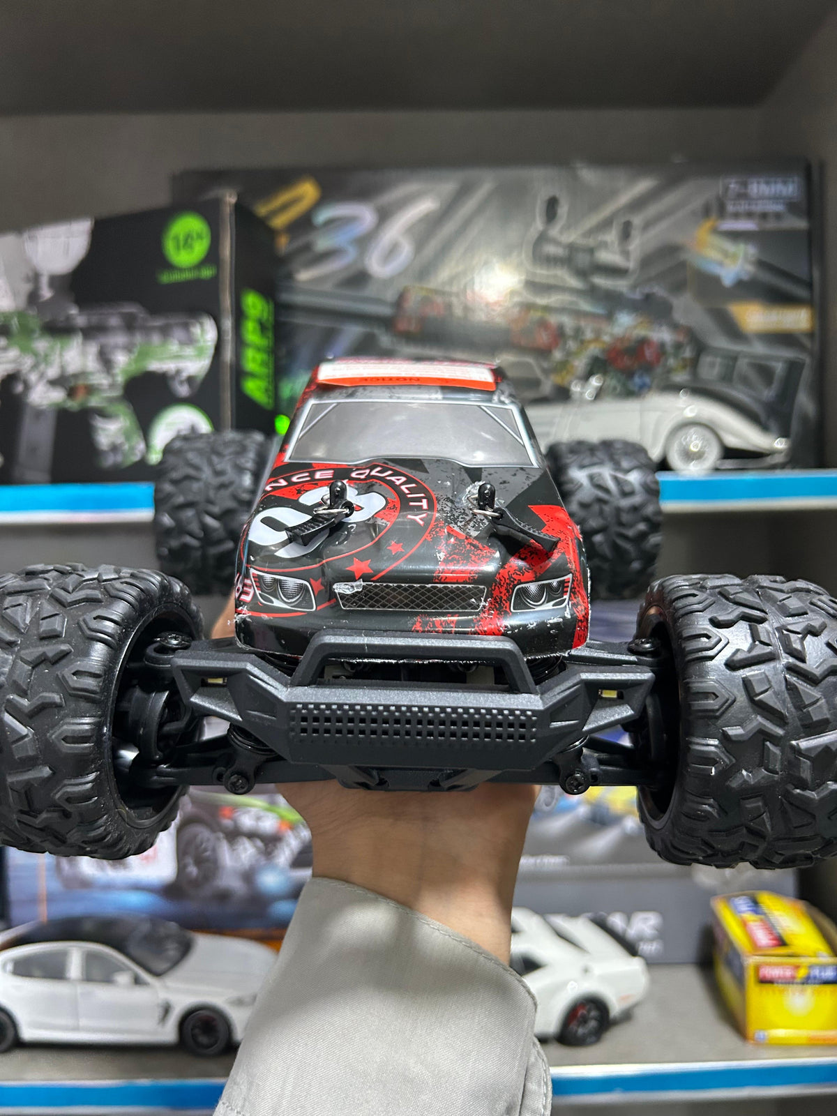 1:18 Scale Hobby Grade RC Monster Truck – 4x4 Off-Road Car with 40 km/hr High Speed and Hydraulic Suspension