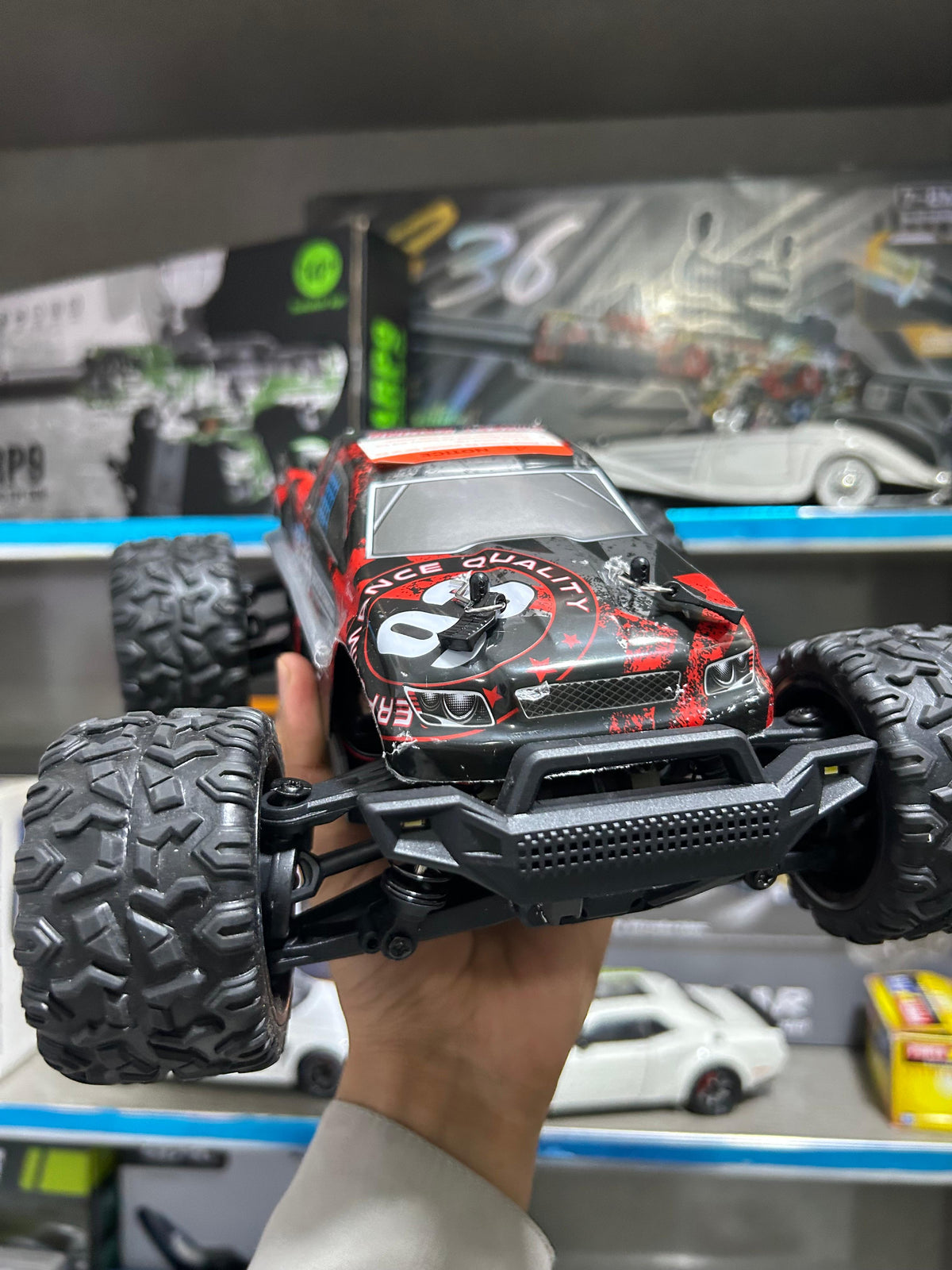 1:18 Scale Hobby Grade RC Monster Truck – 4x4 Off-Road Car with 40 km/hr High Speed and Hydraulic Suspension