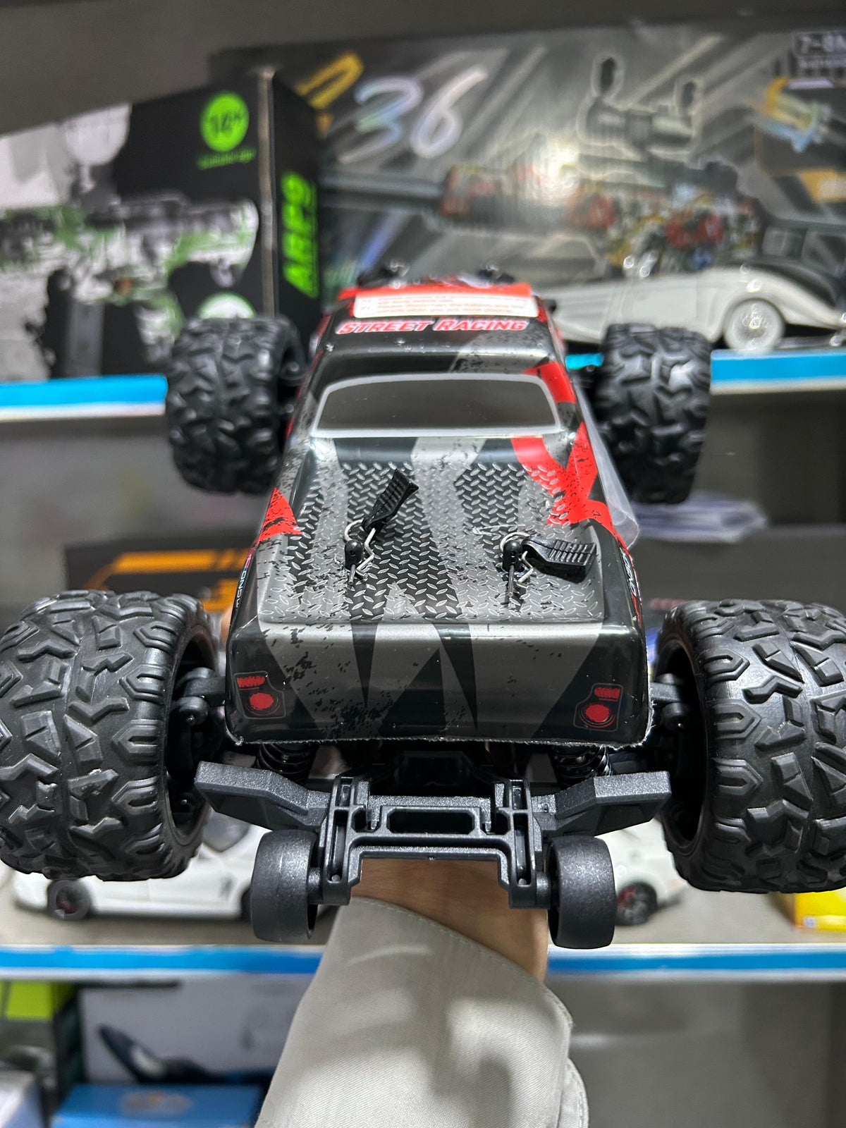 1:18 Scale Hobby Grade RC Monster Truck – 4x4 Off-Road Car with 40 km/hr High Speed and Hydraulic Suspension