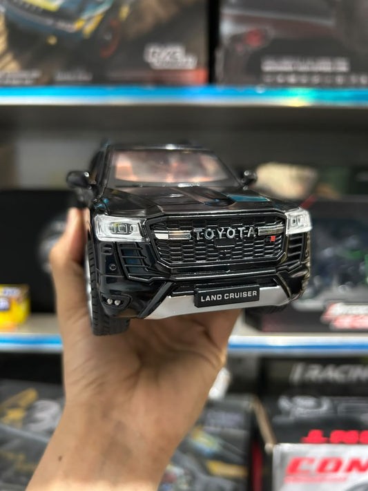 Toyota Land Cruiser Diecast Model Car – 1:24 Scale Pull Back SUV with Sound & Light